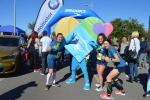 La mascota, que ya tiene nombre, de promoción en un evento deportivo.