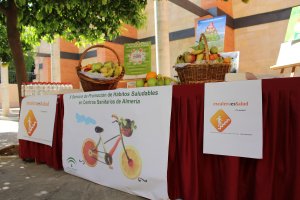 Stand de frutas para concienciar a los ciudadanos