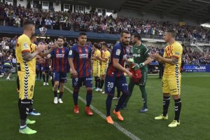 Los jugadores del Nástic le hicieron pasillo al Huesca.