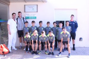 Los canteranos celestes en el centro geriátrico.