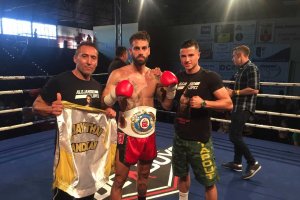 El campeón con su premio posa con los entrenadores.