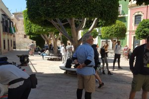 El equipo de rodaje en la Plaza Campoamor.