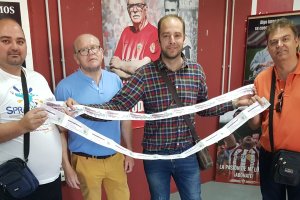 Rubén, Pedro, Joaquín y Miguel con las entradas.