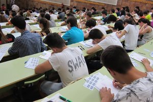 En España podemos encontrar academias de idiomas, deportivas, culturales, militares, de modos concretos o más genéricas.