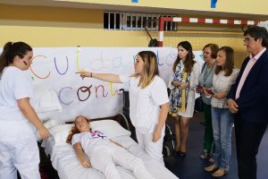 Delegada provincial de Educación y alcalde de Adra en la I Feria de la Formación Profesional.