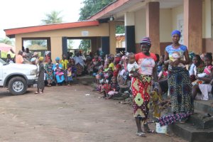 Mujeres esperando a las puertas de la clínica de la ongd Todos son Inocentes en Lungi, Sierra Leona.