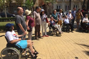 Cordón humano para reclamar más ayudas para los afectados por la esclerosis múltiple.