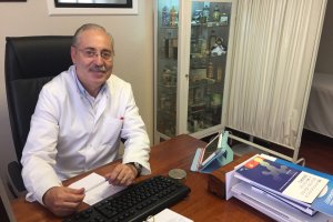 El alergólogo Juan José Zapata, fotografiado en su consulta.