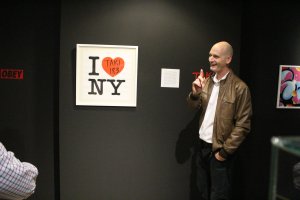 El comisario de la exposición, Charles Bignon, junto a una obra del artista neoyorkino  Taki 183.