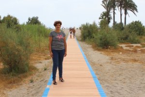La edil de Playas de Vera, Francisca García, en una de las pasarelas de hormigón.