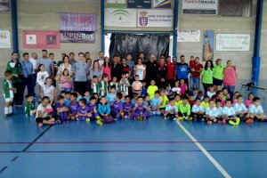 Los equipos participantes en el centro de la pista.