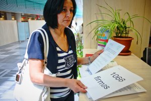 La alcaldesa de Cantoria entregando las firmas.