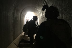 Soldados de la VII Bandera Valenzuela entrenan en el nuevo polígono de combate subterráneo