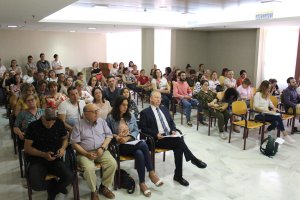 Trabajadoras del manipulado siguiendo en vivo la sesión plenaria.
