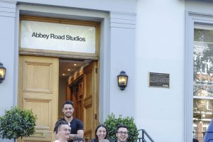 Un momento de la visita de EISO a los estudios londinenses.