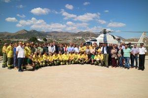 Efectivos del Infoca con autoridades y el consejero en Alhama de Almería.