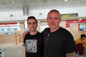 Tim Miller, junto al almeriense Jesús Ibáñez, codirector de Cine En Serie, programa de Candil Radio, ayer en el Aeropuerto.