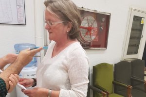 La exconcejal y presidenta de AUAN Maura Hillen anunciando esta mañana su decisión.