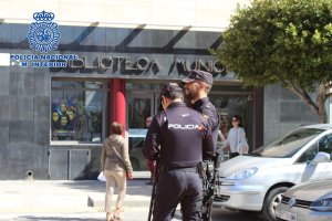 Agentes de la Policía Nacional durante una actuación.