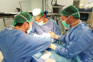 Profesionales del Hospital de Poniente llevando a cabo una intervención.