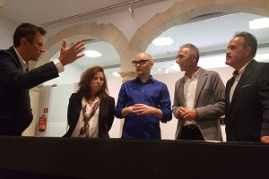 Visita al CAF del consejero de Cultura de la Junta de Andalucía, Miguel Ángel Vázquez, a la exposición ‘Artificio’.