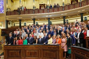 Pedro Sánchez y los diputados socialistas.