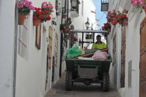 Dúmper de recogida de basura por las calles de Mojácar.