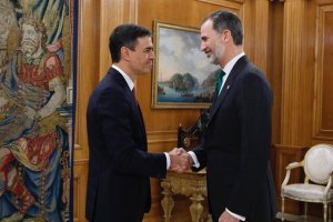 El Rey Felipe VI estrecha la mano del nuevo presidente del Gobierno.