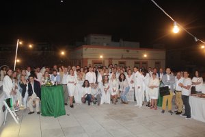 Asistentes a la Fiesta en Blanco que organizó Congresur.