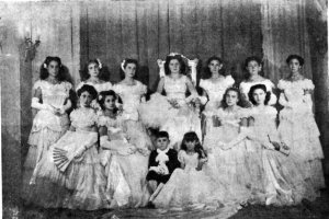 Jacobina Vértiz sentada en su trono de soberana, junto a sus damas de honor y los pajes Salvador Durbán Puig y Carmen Pérez, en los Juegos de 1949.