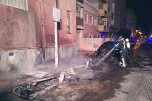 Contenedores quemados en la noche de ayer.
