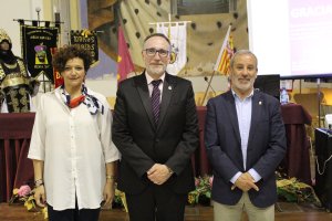 El doctor García acompañado del alcalde de Vera, Félix López, y la edil Francisca Gª.