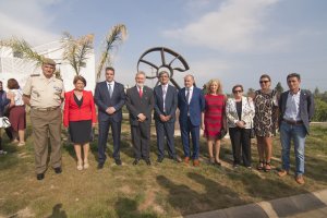 Autoridades junto al monolito en 2017.