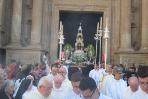 Tras el rezo de las Vísperas, a las 7 de la tarde asomó por la puerta de la Catedral la procesión del Corpus Christi.