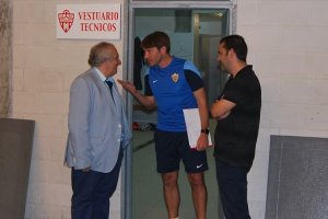 Alfonso García en el vestuario de los técnicos con Joan Carrillo.