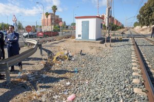 El alcalde de Almería visitando la zona de las vías en El Puche