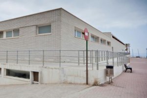 Fachada de la piscina municipal abderitana.