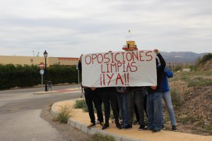 Un grupo de opositores reclaman unas oposiciones limpias frente al parque de bomberos.