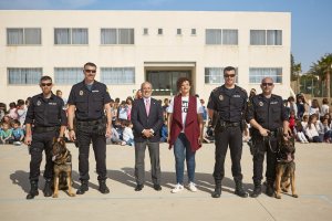 Unidad canina k9 en una exhibición en los colegios, con el alcalde Félix López y la concejal Francisca García.