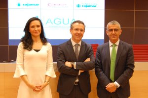 Natalia  Vázquez (Incyde), Eduardo Baamonde, presidente de Cajamar, y Roberto García, directivo Agroalimentario.