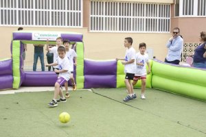 Los pequeños disfrutando de los partidos.