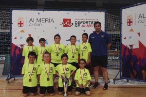 Los campeones de Almería posan con su trofeo.
