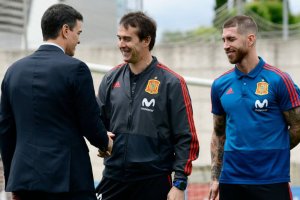 Pedro Sánchez saluda a Julen.