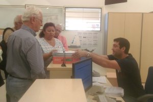Entrega del documento en el registro, esta mañana.