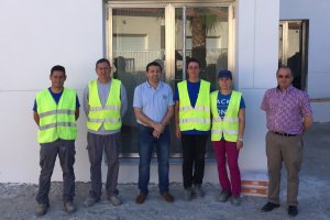 trabajadores del PFEA con autoridades políticas.