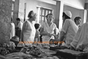 Fotografía, realizada por Fausto Romero, en la que se puede ver a dos mujeres realizando la compra en los años 60.