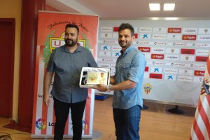 René, con el trofeo al mejor jugador del Almería.