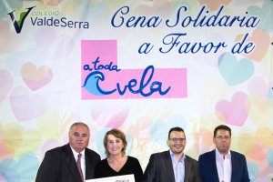 Entrega de un cheque de 11.00 euros a \'A Toda Vela\'.