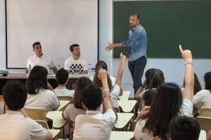 Fernando Soriano dando clases de fútbol.