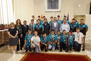 Los urcitanos con el alcalde Pacheco.